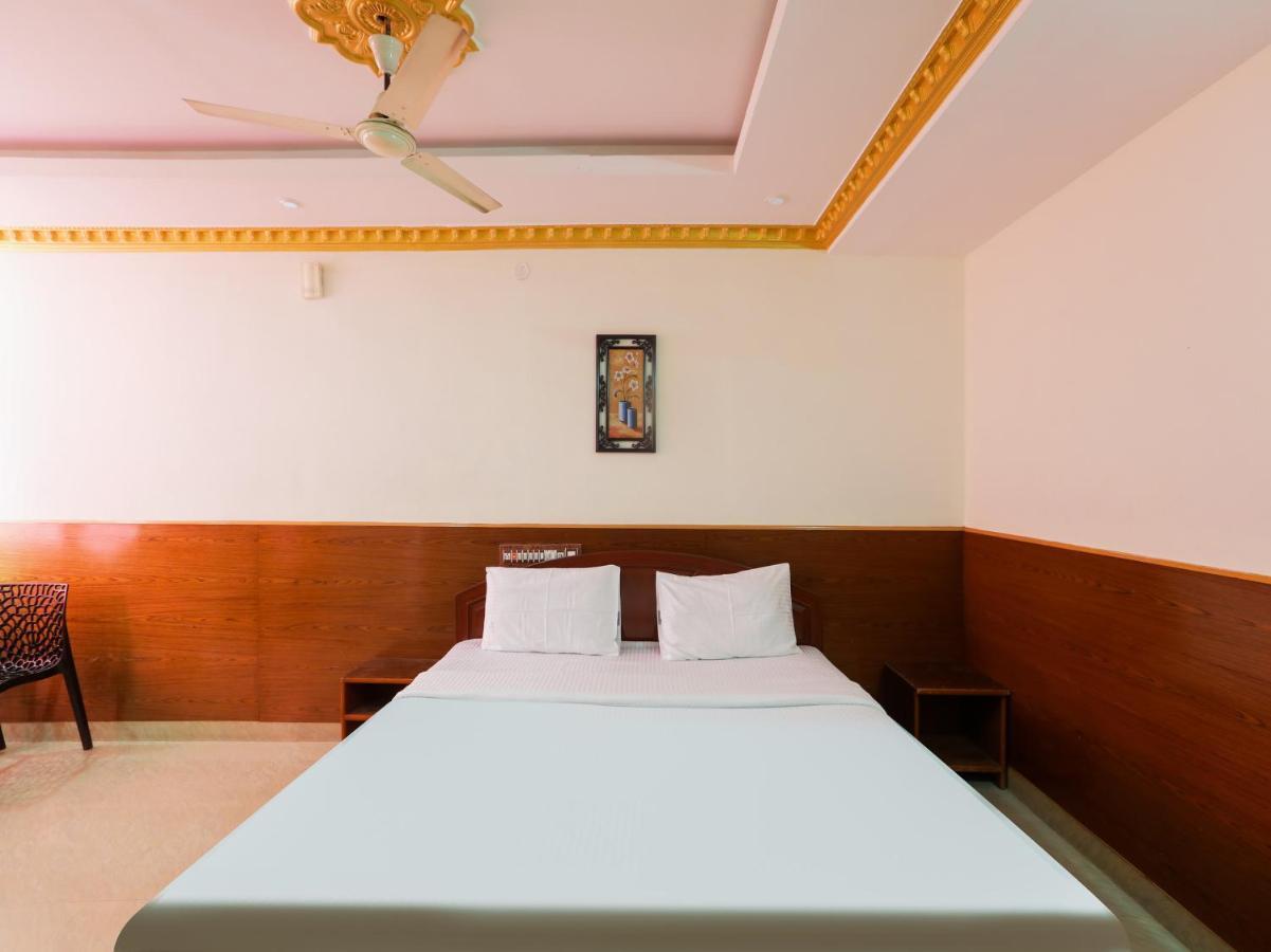 Capital O 84002 Hotel Top In Town President Kushālnagar Esterno foto
